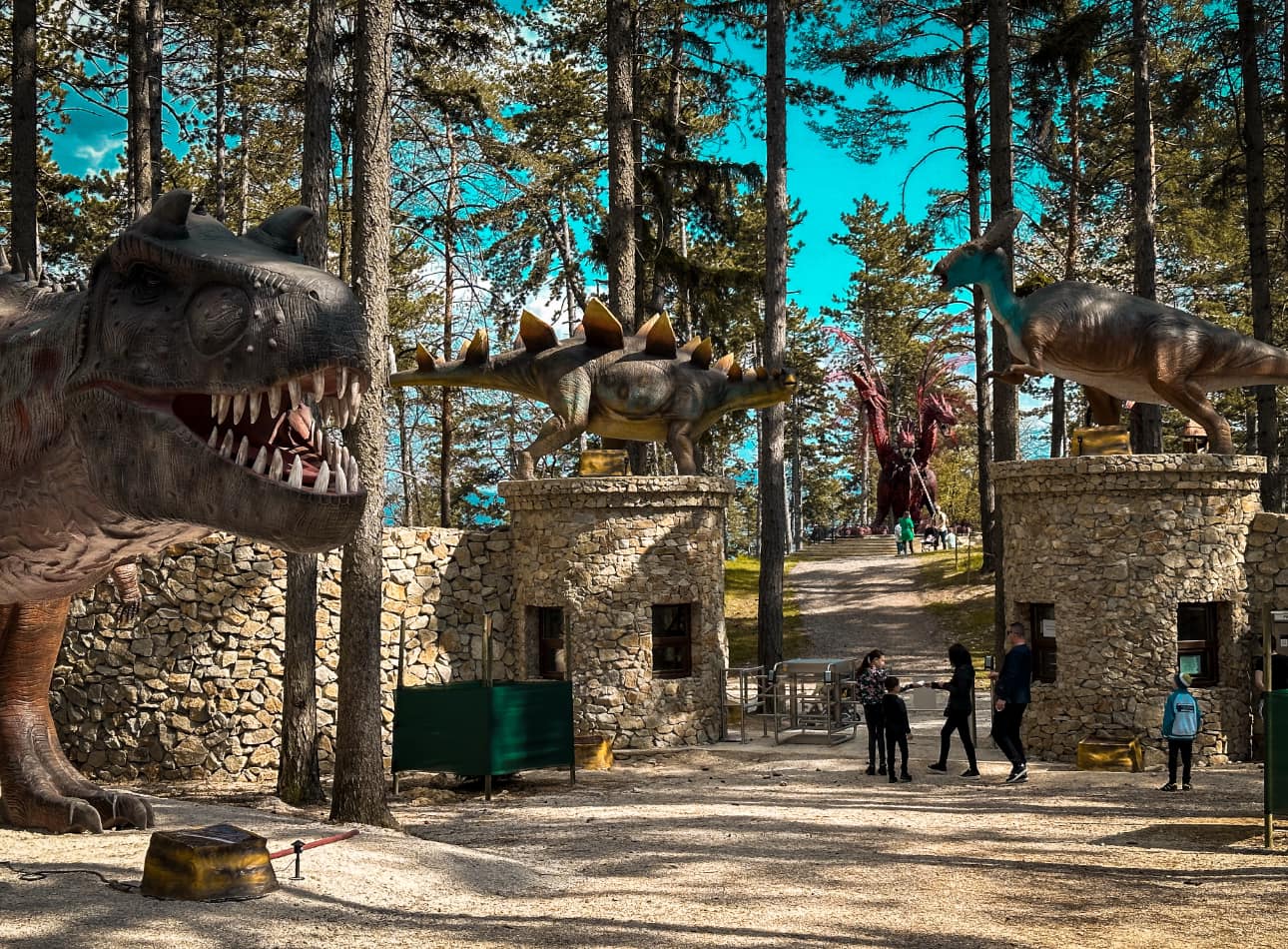 Na Slovensku oficiálne otvorili nový dinopark: Patrí k najväčším v Európe